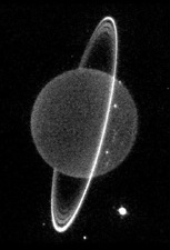 Com la resta de planetes gasosos, Ur&agrave; tamb&eacute; t&eacute; anells, tot i que s&oacute;n foscos, i no pas brillants com els de Saturn.