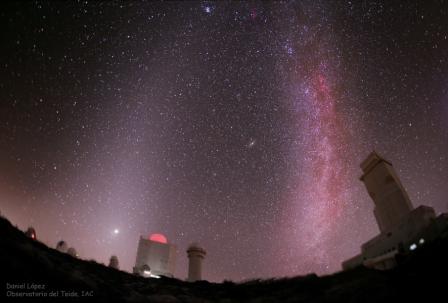 La llum zodiacal al costat de la llum de la Via L&agrave;ctia